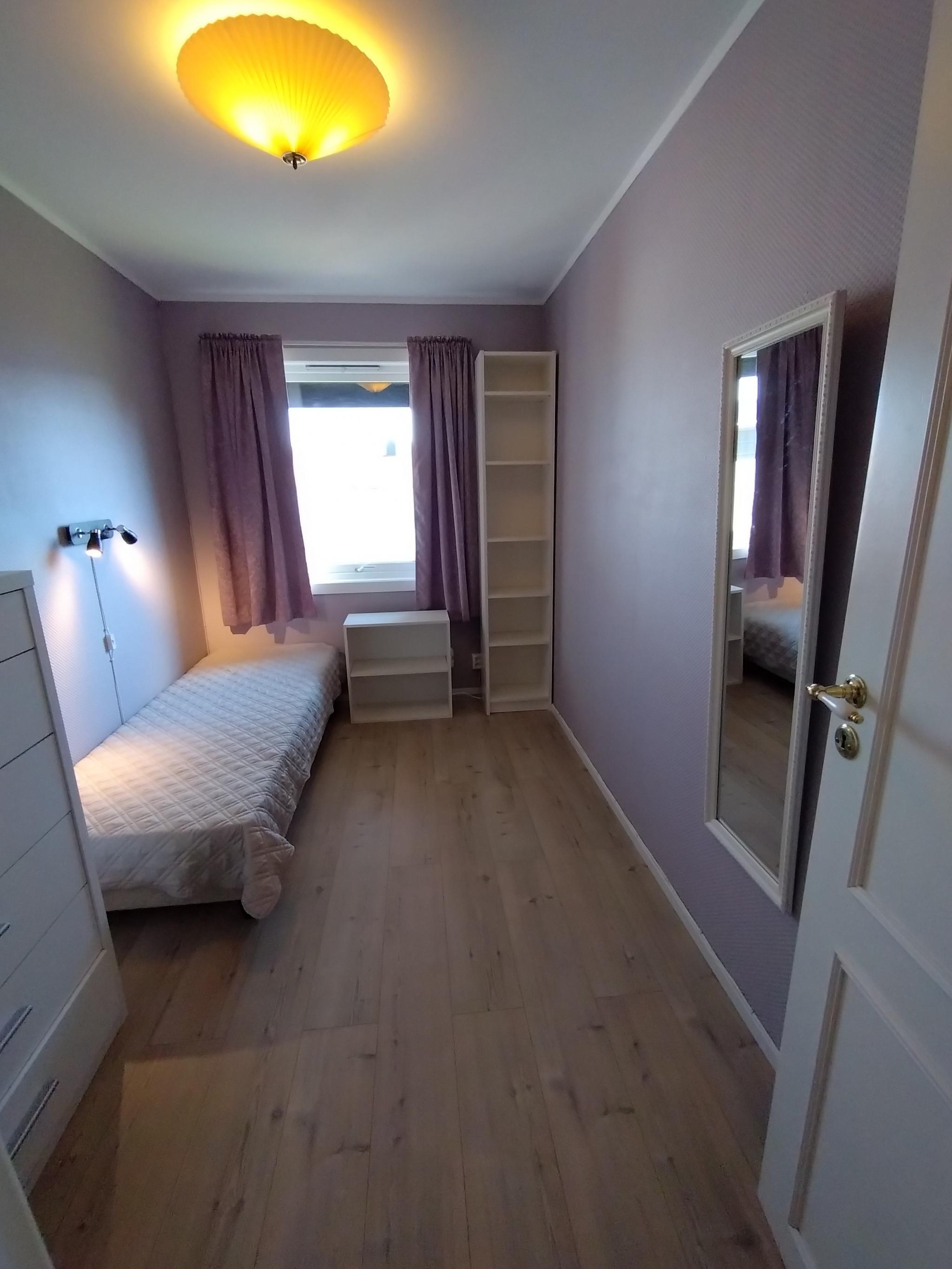 Lite rom (7,5 kvm) sett fra døra. Seng er 80 x 200.